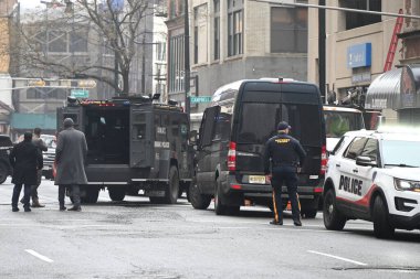 Soygun şüphelisi, SWAT 'ın Newark, New Jersey' e gitmesine neden oldu. 26 Ocak 2024, Newark, New Jersey, ABD: Silahlı soygun şüphelisi Cuma öğleden sonra Washington Caddesi 'ndeki bir binaya barikat kurdu 