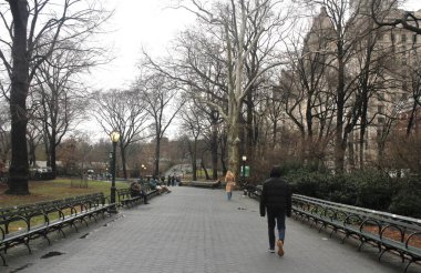 New York 'ta soğuk ve yağmurlu bir gün. 26 Ocak 2024, New York, ABD: New York 'ta kar yağdıktan sonra, New York' lular ve turistler yağmurla ve soğuk havayla karşı karşıya kalarak yağmurluklarını, yağmurluklarını ve kışlıklarını giymeye zorlanıyorlar.