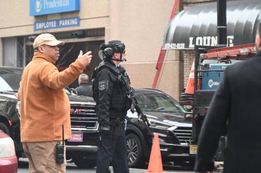 Soygun şüphelisi, SWAT 'ın Newark, New Jersey' e gitmesine neden oldu. 26 Ocak 2024, Newark, New Jersey, ABD: Silahlı soygun şüphelisi Cuma öğleden sonra Washington Caddesi 'ndeki bir binaya barikat kurdu 
