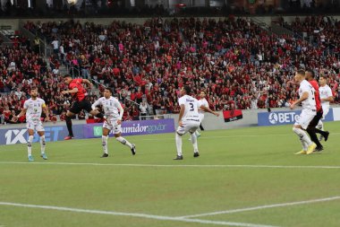 CURITIBA (PR), Brazil - 01 / 27 / 2024 CHAMPIONSHIONSHIP PARANENSE 2024 / ATHLETICO / GALO MARINGA Athletico 'dan Julimar, Athletico ve Galo Maringa arasında oynanan 2024 Paranaense Şampiyonası' nın 4. turu için geçerli olan maçta gol attı ve golü kutladı.