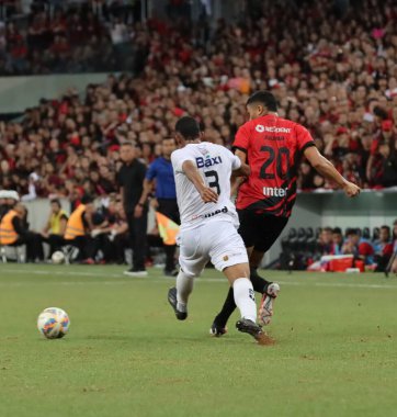 CURITIBA (PR), Brazil - 01 / 27 / 2024 - CAMPEONATO PARANENSE 2024 / ATHLETICO / GALO MARINGA- Julimar Athletico ve Galo Maringa arasındaki maç sırasında Ligga Arena 'da düzenlenen 2024 Parana Şampiyonası' nın 4. turunda topa karşı çıkıyor.