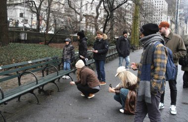 New York 'ta soğuk ve yağmurlu bir gün. 26 Ocak 2024, New York, ABD: New York 'ta kar yağdıktan sonra, New York' lular ve turistler yağmurla ve soğuk havayla karşı karşıya kalarak yağmurluklarını, yağmurluklarını ve kışlıklarını giymeye zorlanıyorlar.