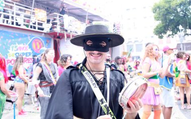 Rio de Janeiro (RJ), Brezilya 01 / 27 / 2024 - Rio de Janeiro merkez bölgesinde kahramanlar, gitarlar ve klasik karakterlerden oluşan kostümleriyle bilinen geleneksel carioca festivali blokları . 