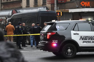 Soygun şüphelisi, SWAT 'ın Newark, New Jersey' e gitmesine neden oldu. 26 Ocak 2024, Newark, New Jersey, ABD: Silahlı soygun şüphelisi Cuma öğleden sonra Washington Caddesi 'ndeki bir binaya barikat kurdu 