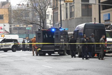 Soygun şüphelisi, SWAT 'ın Newark, New Jersey' e gitmesine neden oldu. 26 Ocak 2024, Newark, New Jersey, ABD: Silahlı soygun şüphelisi Cuma öğleden sonra Washington Caddesi 'ndeki bir binaya barikat kurdu 