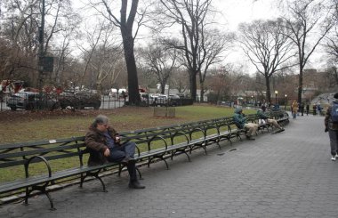 New York 'ta soğuk ve yağmurlu bir gün. 26 Ocak 2024, New York, ABD: New York 'ta kar yağdıktan sonra, New York' lular ve turistler yağmurla ve soğuk havayla karşı karşıya kalarak yağmurluklarını, yağmurluklarını ve kışlıklarını giymeye zorlanıyorlar.