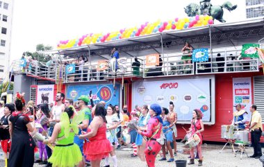 Rio de Janeiro (RJ), Brezilya 01 / 27 / 2024 - Rio de Janeiro merkez bölgesinde kahramanlar, gitarlar ve klasik karakterlerden oluşan kostümleriyle bilinen geleneksel carioca festivali blokları . 