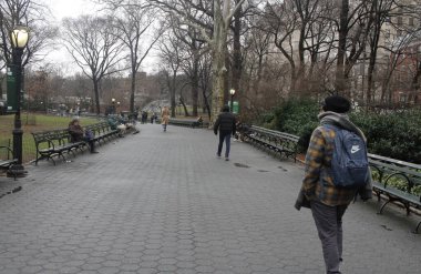 New York 'ta soğuk ve yağmurlu bir gün. 26 Ocak 2024, New York, ABD: New York 'ta kar yağdıktan sonra, New York' lular ve turistler yağmurla ve soğuk havayla karşı karşıya kalarak yağmurluklarını, yağmurluklarını ve kışlıklarını giymeye zorlanıyorlar.