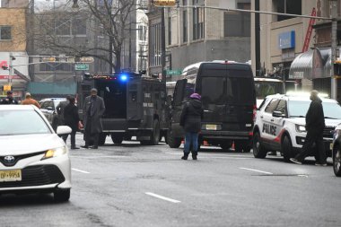 Soygun şüphelisi, SWAT 'ın Newark, New Jersey' e gitmesine neden oldu. 26 Ocak 2024, Newark, New Jersey, ABD: Silahlı soygun şüphelisi Cuma öğleden sonra Washington Caddesi 'ndeki bir binaya barikat kurdu 