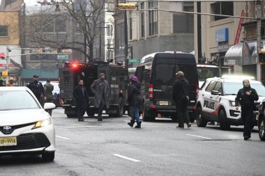Soygun şüphelisi, SWAT 'ın Newark, New Jersey' e gitmesine neden oldu. 26 Ocak 2024, Newark, New Jersey, ABD: Silahlı soygun şüphelisi Cuma öğleden sonra Washington Caddesi 'ndeki bir binaya barikat kurdu 