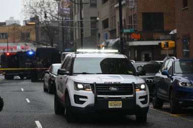 Soygun şüphelisi, SWAT 'ın Newark, New Jersey' e gitmesine neden oldu. 26 Ocak 2024, Newark, New Jersey, ABD: Silahlı soygun şüphelisi Cuma öğleden sonra Washington Caddesi 'ndeki bir binaya barikat kurdu 