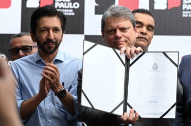 Sao Paulo (SP), Brezilya 01 / 29 / 2024 - Sao Paulo Tarcisio de Freitas valisi ve Belediye Başkanı Ricardo Nunes, Morumbi 'deki Antonico nehrinin bir kısmının kanalize edildiğini duyurdu. 