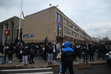 Queens, New York 'taki Martin Van Buren Lisesi' nde iki öğrenci bıçaklandıktan sonra bir kişi gözaltına alındı. 1 Şubat 2024, Queens, New York, ABD: Martin Van Buren Lisesi 'nde bıçaklanma olayı Perşembe öğleden sonra saat 14: 00' ten önce gerçekleşti. 
