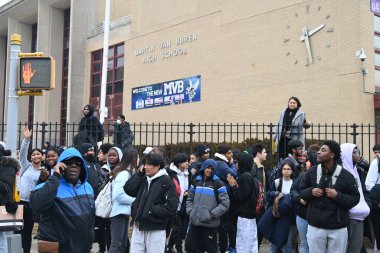 Queens, New York 'taki Martin Van Buren Lisesi' nde iki öğrenci bıçaklandıktan sonra bir kişi gözaltına alındı. 1 Şubat 2024, Queens, New York, ABD: Martin Van Buren Lisesi 'nde bıçaklanma olayı Perşembe öğleden sonra saat 14: 00' ten önce gerçekleşti. 