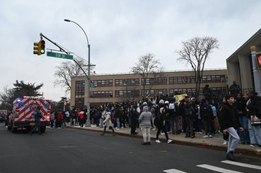 Queens, New York 'taki Martin Van Buren Lisesi' nde iki öğrenci bıçaklandıktan sonra bir kişi gözaltına alındı. 1 Şubat 2024, Queens, New York, ABD: Martin Van Buren Lisesi 'nde bıçaklanma olayı Perşembe öğleden sonra saat 14: 00' ten önce gerçekleşti. 
