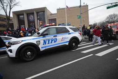 Queens, New York 'taki Martin Van Buren Lisesi' nde iki öğrenci bıçaklandıktan sonra bir kişi gözaltına alındı. 1 Şubat 2024, Queens, New York, ABD: Martin Van Buren Lisesi 'nde bıçaklanma olayı Perşembe öğleden sonra saat 14: 00' ten önce gerçekleşti. 
