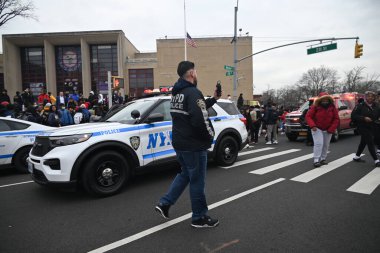 Queens, New York 'taki Martin Van Buren Lisesi' nde iki öğrenci bıçaklandıktan sonra bir kişi gözaltına alındı. 1 Şubat 2024, Queens, New York, ABD: Martin Van Buren Lisesi 'nde bıçaklanma olayı Perşembe öğleden sonra saat 14: 00' ten önce gerçekleşti. 
