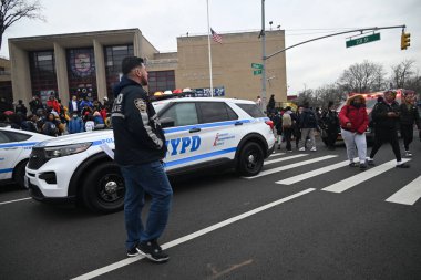 Queens, New York 'taki Martin Van Buren Lisesi' nde iki öğrenci bıçaklandıktan sonra bir kişi gözaltına alındı. 1 Şubat 2024, Queens, New York, ABD: Martin Van Buren Lisesi 'nde bıçaklanma olayı Perşembe öğleden sonra saat 14: 00' ten önce gerçekleşti. 