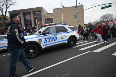 Queens, New York 'taki Martin Van Buren Lisesi' nde iki öğrenci bıçaklandıktan sonra bir kişi gözaltına alındı. 1 Şubat 2024, Queens, New York, ABD: Martin Van Buren Lisesi 'nde bıçaklanma olayı Perşembe öğleden sonra saat 14: 00' ten önce gerçekleşti. 