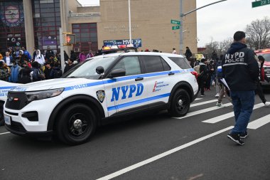 Queens, New York 'taki Martin Van Buren Lisesi' nde iki öğrenci bıçaklandıktan sonra bir kişi gözaltına alındı. 1 Şubat 2024, Queens, New York, ABD: Martin Van Buren Lisesi 'nde bıçaklanma olayı Perşembe öğleden sonra saat 14: 00' ten önce gerçekleşti. 