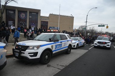 Queens, New York 'taki Martin Van Buren Lisesi' nde iki öğrenci bıçaklandıktan sonra bir kişi gözaltına alındı. 1 Şubat 2024, Queens, New York, ABD: Martin Van Buren Lisesi 'nde bıçaklanma olayı Perşembe öğleden sonra saat 14: 00' ten önce gerçekleşti. 
