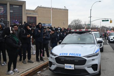 Queens, New York 'taki Martin Van Buren Lisesi' nde iki öğrenci bıçaklandıktan sonra bir kişi gözaltına alındı. 1 Şubat 2024, Queens, New York, ABD: Martin Van Buren Lisesi 'nde bıçaklanma olayı Perşembe öğleden sonra saat 14: 00' ten önce gerçekleşti. 