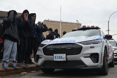 Queens, New York 'taki Martin Van Buren Lisesi' nde iki öğrenci bıçaklandıktan sonra bir kişi gözaltına alındı. 1 Şubat 2024, Queens, New York, ABD: Martin Van Buren Lisesi 'nde bıçaklanma olayı Perşembe öğleden sonra saat 14: 00' ten önce gerçekleşti. 