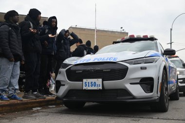 Queens, New York 'taki Martin Van Buren Lisesi' nde iki öğrenci bıçaklandıktan sonra bir kişi gözaltına alındı. 1 Şubat 2024, Queens, New York, ABD: Martin Van Buren Lisesi 'nde bıçaklanma olayı Perşembe öğleden sonra saat 14: 00' ten önce gerçekleşti. 