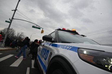 Queens, New York 'taki Martin Van Buren Lisesi' nde iki öğrenci bıçaklandıktan sonra bir kişi gözaltına alındı. 1 Şubat 2024, Queens, New York, ABD: Martin Van Buren Lisesi 'nde bıçaklanma olayı Perşembe öğleden sonra saat 14: 00' ten önce gerçekleşti. 