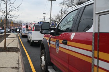 Queens, New York 'taki Martin Van Buren Lisesi' nde iki öğrenci bıçaklandıktan sonra bir kişi gözaltına alındı. 1 Şubat 2024, Queens, New York, ABD: Martin Van Buren Lisesi 'nde bıçaklanma olayı Perşembe öğleden sonra saat 14: 00' ten önce gerçekleşti. 