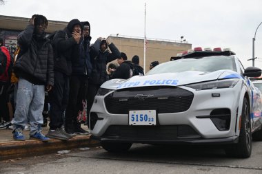 Queens, New York 'taki Martin Van Buren Lisesi' nde iki öğrenci bıçaklandıktan sonra bir kişi gözaltına alındı. 1 Şubat 2024, Queens, New York, ABD: Martin Van Buren Lisesi 'nde bıçaklanma olayı Perşembe öğleden sonra saat 14: 00' ten önce gerçekleşti. 