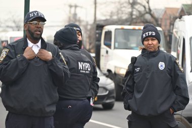Queens, New York 'taki Martin Van Buren Lisesi' nde iki öğrenci bıçaklandıktan sonra bir kişi gözaltına alındı. 1 Şubat 2024, Queens, New York, ABD: Martin Van Buren Lisesi 'nde bıçaklanma olayı Perşembe öğleden sonra saat 14: 00' ten önce gerçekleşti. 
