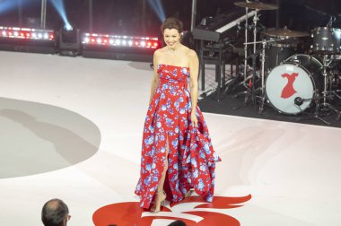Amerikan Kalp Derneği 'nin Kırmızı Elbise Koleksiyon Konseri 2024. 31 Ocak 2024, New York, New York, ABD: Sachin giyen Bellamy Young ve Babi, Amerikan Kalp Birliği 'nin Kırmızı Elbise Koleksiyon Konseri sırasında podyumda yürüyor
