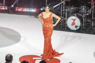 Amerikan Kalp Derneği 'nin Kırmızı Elbise Koleksiyon Konseri 2024. 31 Ocak 2024, New York, ABD: Oscar de la Renta giyen Richa Moorjani, Amerikan Kalp Birliği 'nin Kırmızı Elbise Koleksiyonu Konseri sırasında podyumda yürüyor