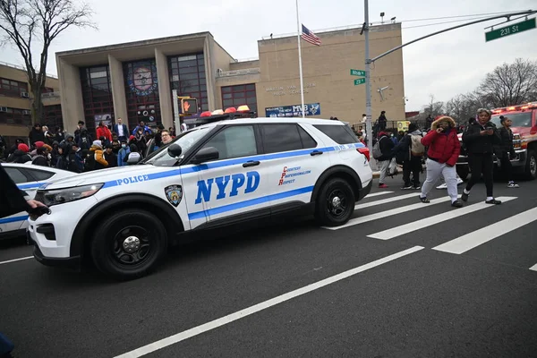 Queens, New York 'taki Martin Van Buren Lisesi' nde iki öğrenci bıçaklandıktan sonra bir kişi gözaltına alındı. 1 Şubat 2024, Queens, New York, ABD: Martin Van Buren Lisesi 'nde bıçaklanma olayı Perşembe öğleden sonra saat 14: 00' ten önce gerçekleşti. 