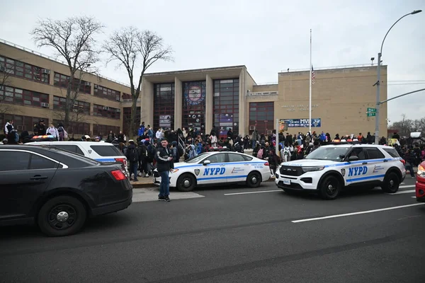 Queens, New York 'taki Martin Van Buren Lisesi' nde iki öğrenci bıçaklandıktan sonra bir kişi gözaltına alındı. 1 Şubat 2024, Queens, New York, ABD: Martin Van Buren Lisesi 'nde bıçaklanma olayı Perşembe öğleden sonra saat 14: 00' ten önce gerçekleşti. 