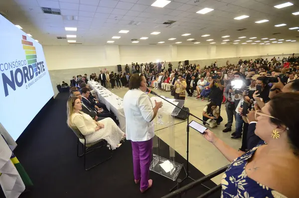 NATAL (RN), Brezilya 01 / 02 / 2024 - Rio Grande do Norte Valisi Fatima Bezerra, Sosyal Kalkınma Bakanı 'nın da katılımıyla 01 / 31 / 2024 tarihinde Natal / RN' deki kongre merkezinde Kuzeydoğu Konsorsiyumu başkanı olarak göreve başladı.