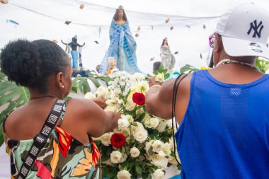 Rio de Janeiro (RJ), Brezilya 02 / 02 2024 - Bu cuma öğleden sonra Rio de Janeiro 'nun güneyindeki Arpoador plajında yüzyıllardır süren Afrikalı anneler için büyük bir kutlama düzenlendi..