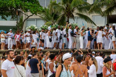 Rio de Janeiro (RJ), Brezilya 02 / 02 2024 - Bu cuma öğleden sonra Rio de Janeiro 'nun güneyindeki Arpoador plajında yüzyıllardır süren Afrikalı anneler için büyük bir kutlama düzenlendi..