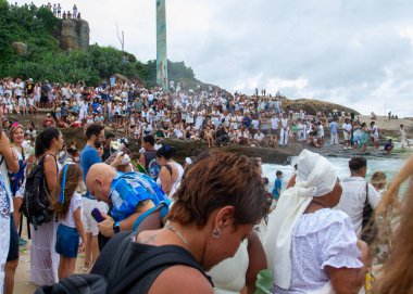 Rio de Janeiro (RJ), Brezilya 02 / 02 2024 - Bu cuma öğleden sonra Rio de Janeiro 'nun güneyindeki Arpoador plajında yüzyıllardır süren Afrikalı anneler için büyük bir kutlama düzenlendi..