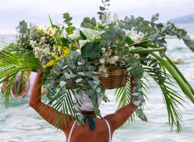 Rio de Janeiro (RJ), Brezilya 02 / 02 2024 - Bu cuma öğleden sonra Rio de Janeiro 'nun güneyindeki Arpoador plajında yüzyıllardır süren Afrikalı anneler için büyük bir kutlama düzenlendi..