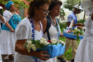 RIO DE JANEIRO (RJ), Brezilya 02 / 02 / 2024 - Afoxe Filhos de Ghandi grubu, Gamboa 'daki Rua Camerino' dan Rio de Janeiro şehir merkezindeki Praa Maua 'ya giden 