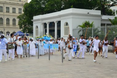 RIO DE JANEIRO (RJ), Brezilya 02 / 02 / 2024 - Afoxe Filhos de Ghandi grubu, Gamboa 'daki Rua Camerino' dan Rio de Janeiro şehir merkezindeki Praa Maua 'ya giden 