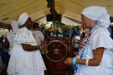 RIO DE JANEIRO (RJ), Brezilya 02 / 02 / 2024 - Afoxe Filhos de Ghandi grubu, Gamboa 'daki Rua Camerino' dan Rio de Janeiro şehir merkezindeki Praa Maua 'ya giden 