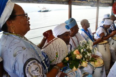 RIO DE JANEIRO (RJ), Brezilya 02 / 02 / 2024 - Afoxe Filhos de Ghandi grubu, Gamboa 'daki Rua Camerino' dan Rio de Janeiro şehir merkezindeki Praa Maua 'ya giden 