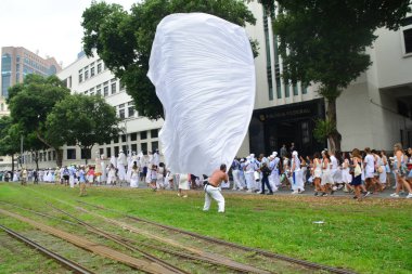 RIO DE JANEIRO (RJ), Brezilya 02 / 02 / 2024 - Afoxe Filhos de Ghandi grubu, Gamboa 'daki Rua Camerino' dan Rio de Janeiro şehir merkezindeki Praa Maua 'ya giden 