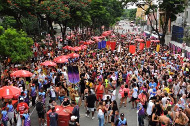 Sao Paulo (SP), Brezilya 03 / 02 / 2024 - Geleneksel Casa Comigo grubu, Cumartesi öğleden sonra Pinheiros mahallesinde Avenida Henrique Schaumann 'da karnaval öncesi geçit töreni düzenledi.