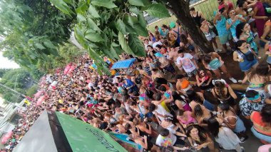 Sao Paulo (SP), Brezilya 03 / 02 / 2024 - Bu cumartesi öğleden sonra Pinheiros mahallesinin sokaklarına dökülen Aşk ve Fantastik Bloco Amelie Pulando geçit törenleri sırasında eğlenenlerin hareketi (03)). 
