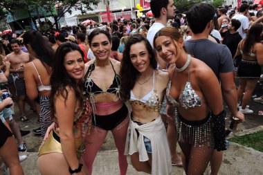 Sao Paulo (SP), Brezilya 03 / 02 / 2024 - Bu cumartesi öğleden sonra Pinheiros mahallesinin sokaklarına dökülen Aşk ve Fantastik Bloco Amelie Pulando geçit törenleri sırasında eğlenenlerin hareketi (03)). 