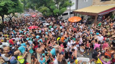 Sao Paulo (SP), Brezilya 03 / 02 / 2024 - Bu cumartesi öğleden sonra Pinheiros mahallesinin sokaklarına dökülen Aşk ve Fantastik Bloco Amelie Pulando geçit törenleri sırasında eğlenenlerin hareketi (03)). 